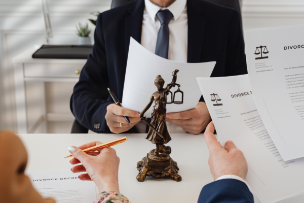 Pouvez-vous demander une pension alimentaire à votre ex-conjoint après un divorce en Roumanie ? Comment un avocat en droit de la famille peut-il vous aider ?